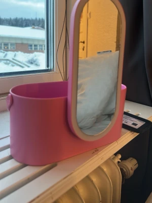 Rosa sminklåda  med ladd bar spegel som lock - Sminklåda som en ladd bar spegel som lyser , köpt på rusta för 100 kr , är jätte bra enkel och kan ha mycket saker i den , helst inget under 80 kr 