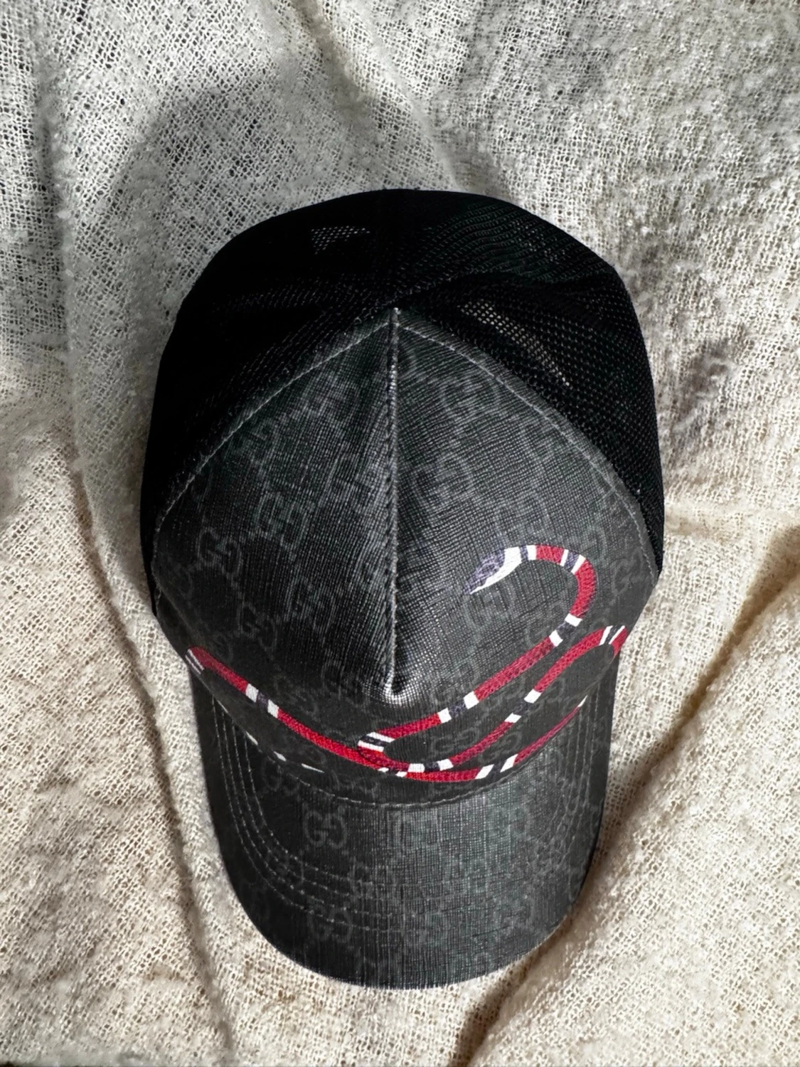 Gucci svart keps med ormtryck - 2