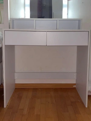 Sminkspegel med LED-belysning och bord - Snygg sminkspegel med stark LED-belysning runt spegeln för perfekt sminkning. Spegeln är rektangulär och står på ett vitt sminkbord med två lådor och praktiska fack för förvaring. Modern och stilren design i vitt trä, perfekt till sminkhörnan.