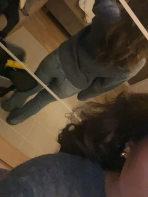 Ljusblå bootcut jeans - Säljer ett par ljusblå bootcut jeans med klassisk femficksdesign. Jeansen har en snygg tvätt och sitter tajt upptill med utsvängda ben. Perfekta för en avslappnad och trendig look. Materialet är denim i bomull.