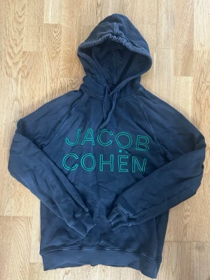 Jacob Cohen hoodie grön - Jacob Cohen hoodie i grön. Italiensk size S men passar M. Gjord i italien 🇮🇹. Hör av er om ni har frågor