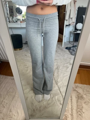RESERVERADE Grå mjukisbyxor från Lager 157 - Säljer ett par ljusgrå mjukisbyxor från Lager 157 i storlek XXS. Byxorna har vida ben och en skön passform. Säljer då de inte kommer till användning, har nästan aldrig använt byxorna💕💕