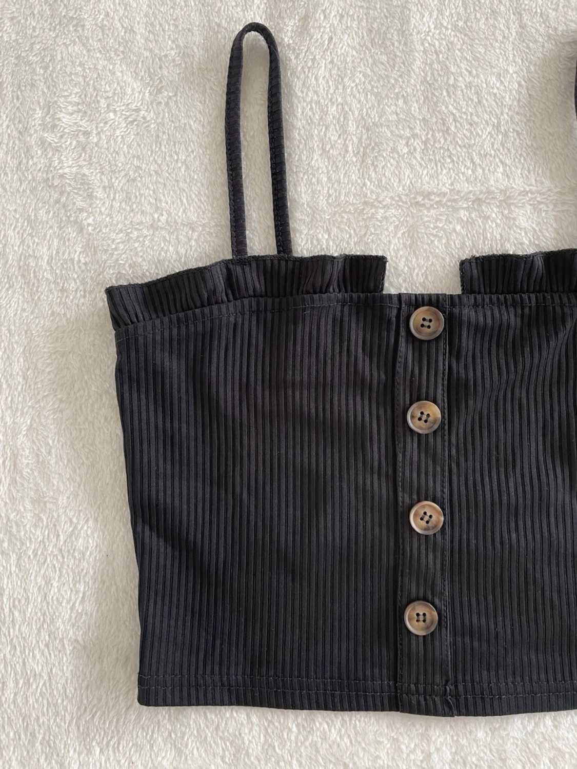 Svart ribbad crop top med knappar - 1