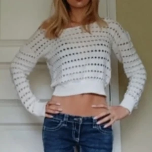 Vit stickad topp - Vit stickad topp som passar storlek xs. Jag har själv klippt den uppe vid halsringningen så den går att ha off shoulder. Pris kan diskuteras💕
