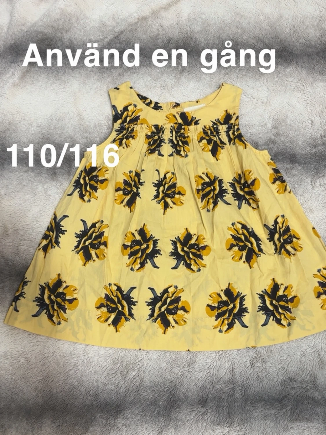 Gul blommig ärmlös linnetopp