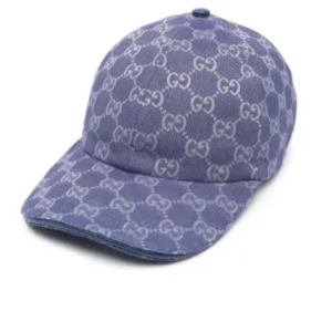 Blå keps från Gucci med monogram - Snygg blå keps från Gucci med klassiskt GG-monogram över hela kepsen. Kepsen har böjd skärm och justerbar baksida. Perfekt accessoar för att lyfta din streetwear-look.