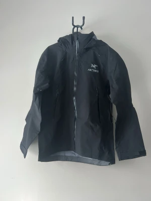 Arc'teryx Beta AR - Säljer Arc'teryx Beta AR i storlek M, svart. Jackan är vattentätt och passar perfekt för regniga dagar. Mycket bra skick