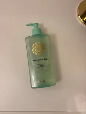 Bronzing gel  - Bronzing Gel är en self-tan som byggs upp gradvis och ger en solkysst, medium färg. Den transparenta, snabbtorkande gelen är berikad med fuktgivande hyaluronsyra och vårdande vitaminer. Formulan absorberas lätt av huden, färgar inte av sig och ger en fräsch, återfuktad känsla. Gelen har en diskret doft av citrus, äpple och grönt te. Upplev en naturlig, jämn brun-utan-sol, utan att behöva duscha av den. Ord pris 339:- mitt pris 200:- endast testad en gång   🌸 • Instagram: Ginise  