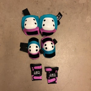 Skyddsutrustning 187 Killer Pads - Säljer ett set med skyddsutrustning från 187 Killer Pads i blått, rosa och svart. Setet innehåller knäskydd, armbågsskydd och handledsskydd med vita hårda skyddsplattor. Perfekt för skateboard, inlines eller rullskridskor. Pris kan diskuteras vid snabb affär