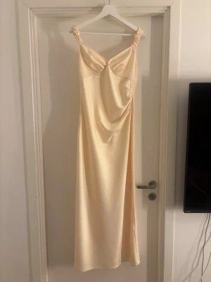 Balklänning adoore - Säljer min fina balklänning från adoore som inte säljs längre 💛Endast använd en gång! Gul/beige/champange i färgen, hör av dig om du vill ha bilder 🌟Storlek 36, öppen för prisförslag!