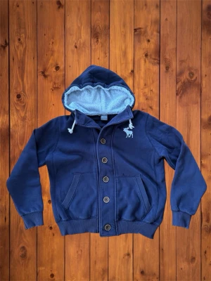 Vintage Abercrombie&Fitch hoodie (sällsynt) - Säljer denna vintage sällsyna och asfeta hoodien/cardigan från Abercrombie&Fitch. Riktigt fet och den är i väldigt bra skick och är riktigt snygg till vintern och våren. Storlek är  L men den passar som S se måtten nedan B=61cm A=58cm