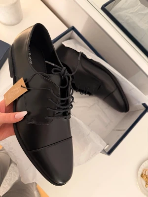 Balskor herr - Ett par svarta snörskor som passar bra för bal till exempel. Jag köpte två storlekar till min kille men dessa passade inte, så helt oanvända. Från Zalando, märket är Pier One. Nypris 389kr