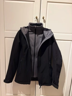 Salomon Windflirt skidjacka och fleece - Jacka Salomon Windflirt Clima Pro  Fleece Salomon Acti-Therm Windproof Softshell  En tunnare skidjacka eller vindjacka och fleece i storlek S.   Nypris runt 3.500  Mycket fint skick!   Kan säljas separat.