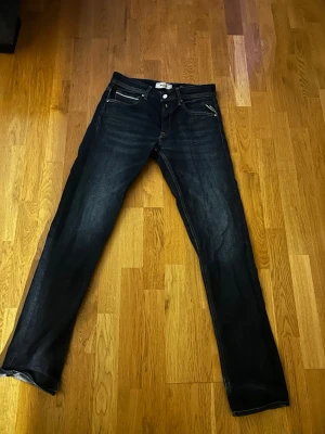 Replay Jeans mörkblå 30/34 - Ett par mörkblåa Replay jeans. Perfekt till våren. Pris kan diskuteras 