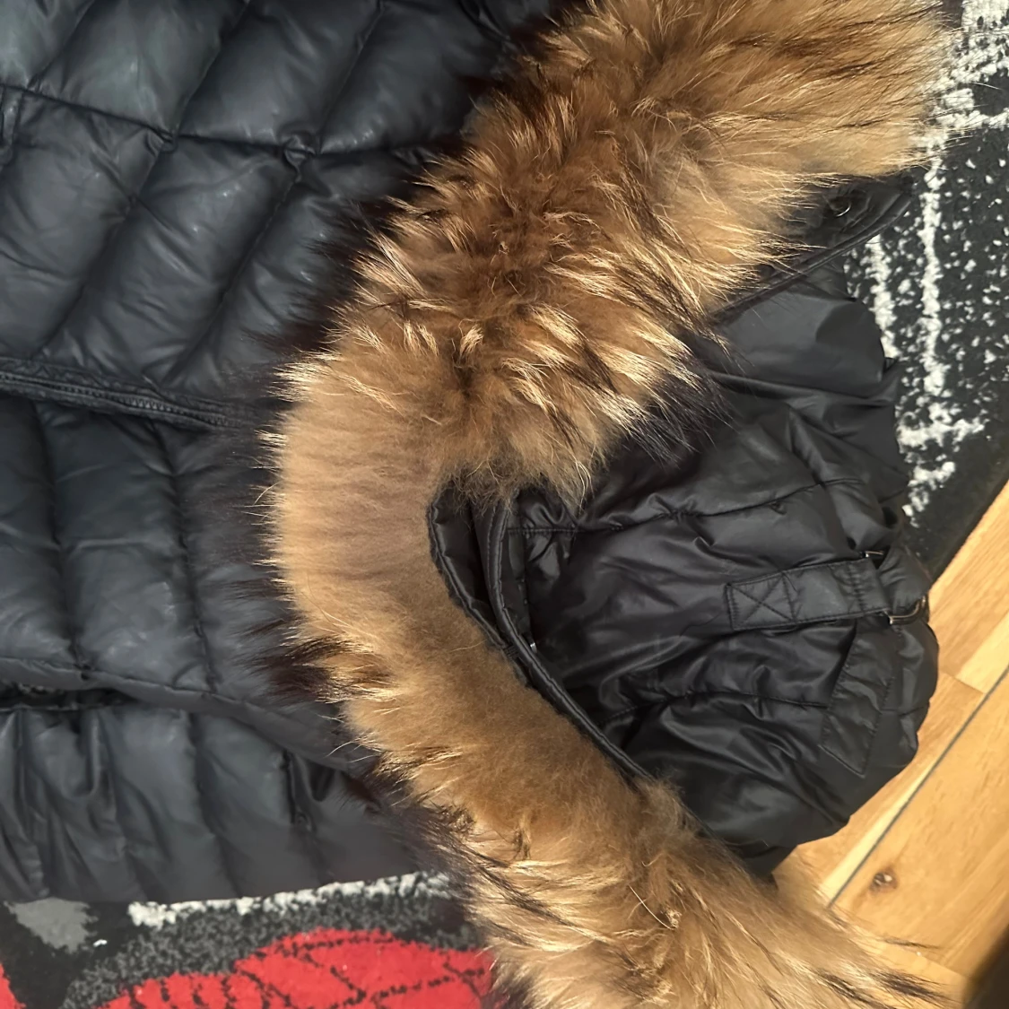 Svart pufferjacka med päls från Chelsea - 3