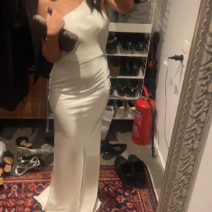 Bal klänning - Säljer min bal klänning jag använde en gång. Den är cream vit med guld detalj på ryggen.Är en 165 cm lång i storlek xs