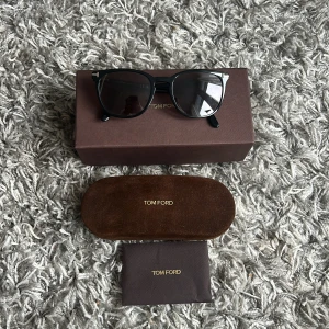 Tom Ford solglasögon  - Säljer dessa tom Ford solglasögonen | bra skick och allt på bilden ingår | mitt pris 1399 (inte hugget i sten) 