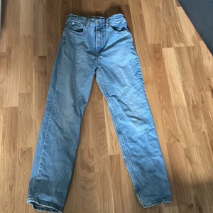 Levis jeans - Sköna Levis jeans i fint skick, snygg passform. Jeansstorlek 26, jag är 157cm lång och dom är bra längd för mig