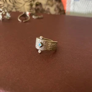 Silverring med blå sten - Justerbar stålfärgad ring med fina detaljer och blå sten. I använt men fint skick. Nickelfri. Köpt från Ethnasia Jewelry. 