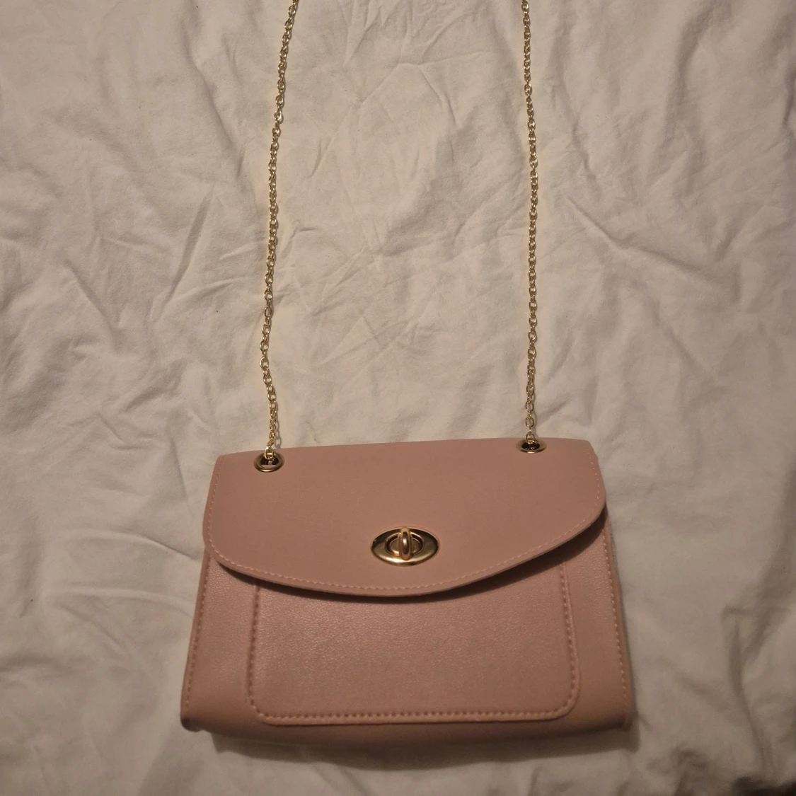 Ljusrosa axelväska med guldkedja