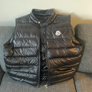 Moncler Vest - Hej! Jag säljer min väst då jag knappt har använt den, absolut inga tecken på användning, kan även posta den om det är så. Storleken är 4-5 dvs typ L Hör av er vid fler bilder/intresse! Mvh Alvin! 