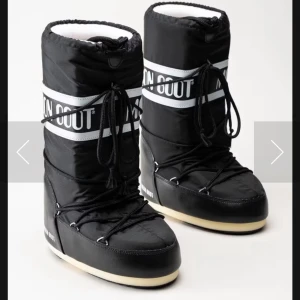 Svarta Moon Boots - Super snygga och framförallt varma moon boots😍 perfekt inför vintern! Skorna har snörning framtill och är tillverkade i syntetmaterial med vadderad insida för extra värme. Nypris 2200kr, säljer för 800(kan tänka mig gå ned)💞 storlek 39/41 men passar mig som brukar ha 38/39 i skostorlek annars. Lite smutsiga inuti, annars gott skick. PS: Köp gärna via instabox, postar snabbare då. 