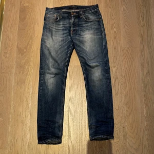 Nudie Jeans - Marinblå Nudie jeans med schysst tvätt. Storlek W30 L32. Modell: Steady Eddie