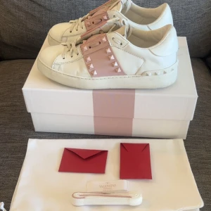 Valentino - Ett par snygga Valentino Garavani Rockstuds I rosa I storlek 36. De är I nyskick och allt og följer med. Hör av dig vid frågor!