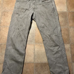 Grå relaxed jeans från H&M - Säljer ett par grå jeans från H&M i relaxed fit. Hyfsat baggy. I storlek 34/30 (på bilden)