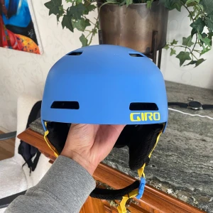 Skidhjälm GIRO Cüre Mips  - Säljer en skidhjälm ifrån Giro. Använd 5 skiddagar, inga crasher eller liknande. Storlek Medium. Skriv vid mer frågor!🙌🏽
