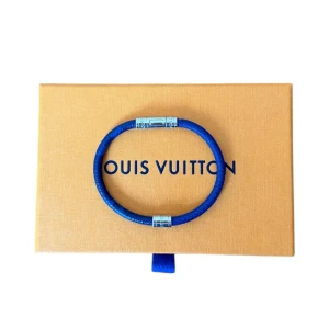 Louis Vuitton  - Louis Vuitton Armband. Modell duo keep it bracelet. Slut såld modell. Nypris 2.899kr vårt pris 1690kr kommer med box. Skick: som nytt inga märkbara skavanker. Finns att köpa på våran hemsida, Fashionels.com