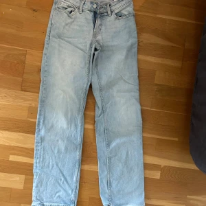 Raka lågmidjade jeans  - Raka lågmidjade jeans i storlek xs. Använda endast få gånger. 