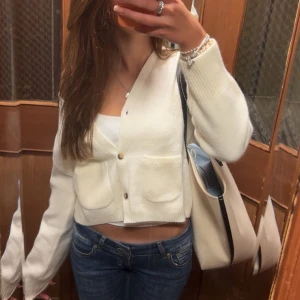 Intressekoll vit gosig kofta - Intressekoll, passar mellan s-xs lite kort i ärmarna. Superfint skick använd 2 gånger🩷 skicka prisförslag 💞