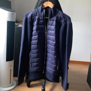 Mörkblå cardigan  - Säljer en mörkblå cardigan från leon marcel. Perfekt cardigan för kyliga dagar och snygg till jeans. OBS ALDRIG ANVÄND! Den här jackan är helt ny och jag säljer den för jag beställde fel storlek och man svarar inte på min mejl så jag kan inte lämna tillbaka. Prislapp sitter i och den är i storlek M 