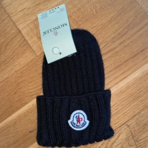 Moncler mössa svart  - Helt ny. Fin replika med grym kvalitét. One size. Pris: 599kr. Först till kvarn som gäller. Skickas direkt inom 24h