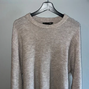 Beige stickad tröja från 157 XS - Mysig beige stickad tröja från 157 i storlek XS. Tröjan har rund halsringning och långa armar💞