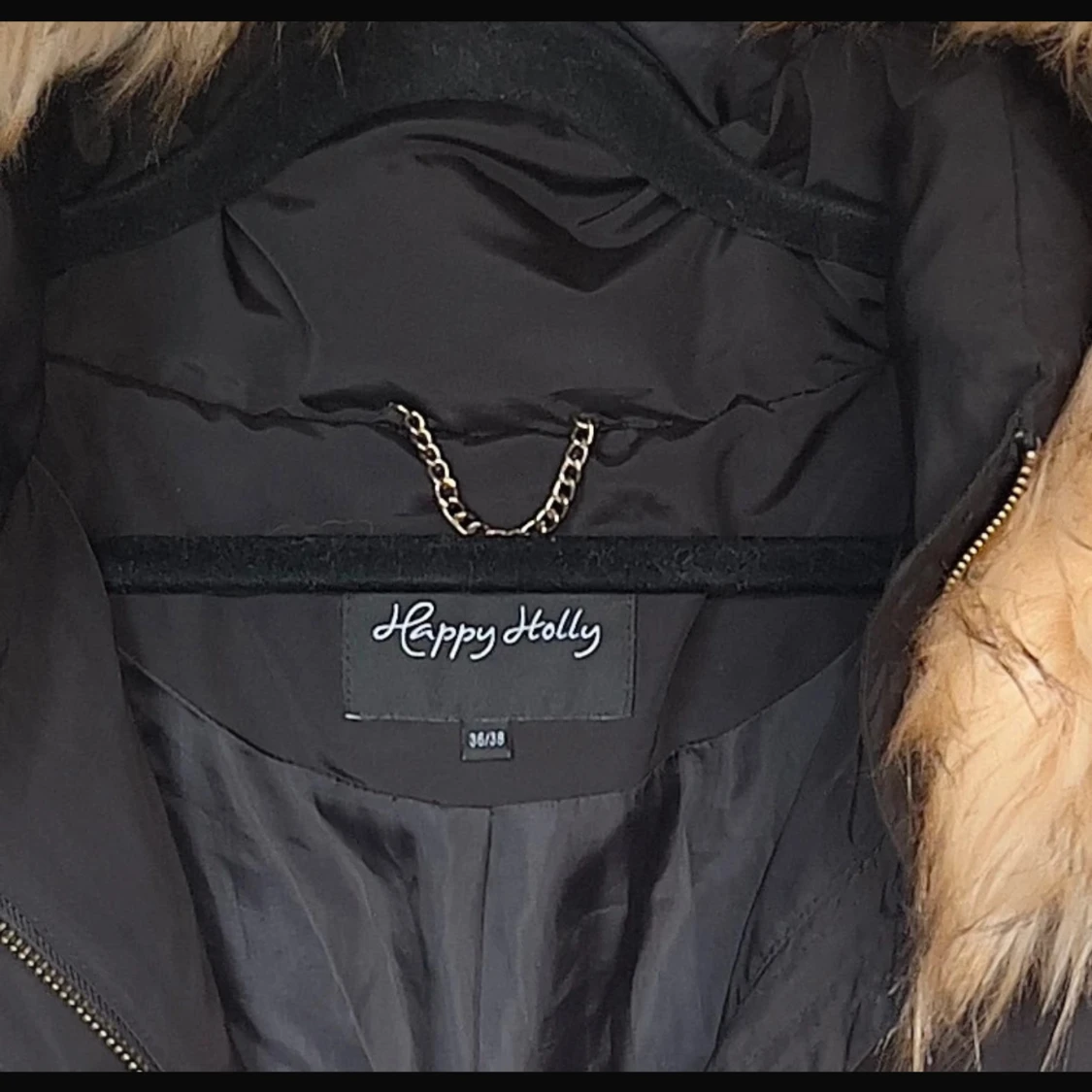 Svart quiltad vinterjacka med fuskpäls - 4