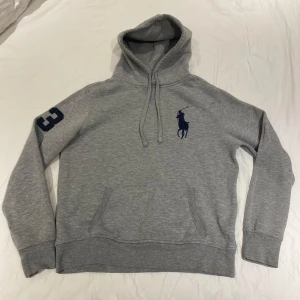 Ralph Lauren Big Pony Hoodie - Nu säljer jag denna otroligt feta och sällsynta Ralph Lauren Hoodie, Denna hoodie tillverkas inte längre och är även väldigt svår att få tag i. Hör jättegärna av er med frågor eller detaljbilder