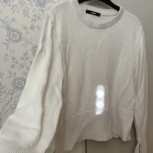 Vit stickad tröja från Bik Bok - Superfin vit stickad tröja från Bik Bok med breda ribbade muddar vid ärmslut och nederkant. 