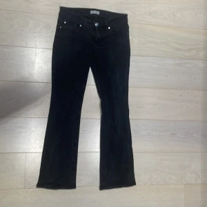 Svarta bootcut jeans från Gina Tricot - Svarta jeans från Perfect Jeans i klassisk bootcut-modell. Jeansen är i storlek 38 men passar mig som har 36/34. Är lite för korta i längden för mig som är 170 cm