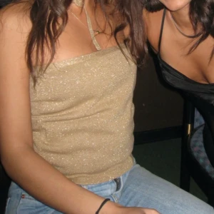 Glittrig topp - Glittrig topp som man kan knyta på olika sätt! Från början en halterneck topp men på bilderna används den som en bandeau med halterneck banden som en ”tunn sjal”. Storlek S, köpt  på Vinted för ett år sen 💗