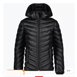 Svart tunn dunjacka  - Snygg svart pufferjacka med huva och dragkedja framtill. Säljer pga att den är för liten🩷