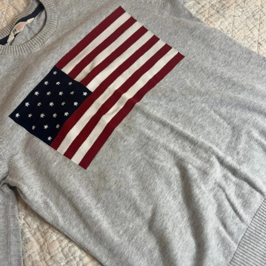 Grå stickad tröja med USA-flagga - 1
