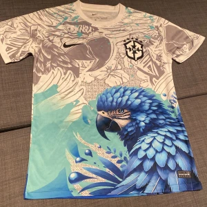 Brasilien fotbollströja  - Säljer denna nästintill helt oanvända Brasilien fotbollströjan från Nike. Har du frågor tveka inte på att höra av dig.