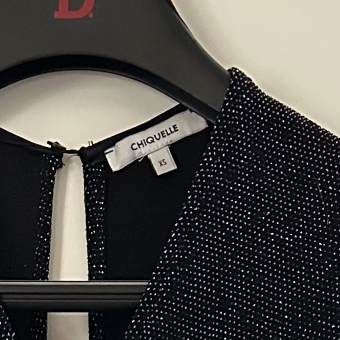 Glittrig svart kortklänning Chiquelle XS - 2
