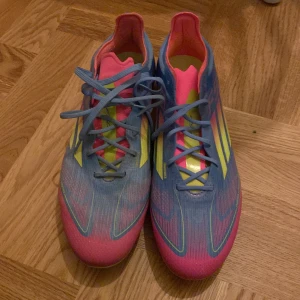 Elite F50 fotbollsskor  - Säljer nu dessa adidas f50 elite fotbollskor nypris ligger på ca 3000 kr,inget fel med de alls säljer de för de är i fel storlek för mig