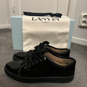 Lanvins Sneakers helsvarta  - Säljer nu mina fräscha helsvarta lanvins som är inköpta Januari 2025.  Hör av er om ni har frågor! Kan gå ner i pris vid snabb affär! (UK 6)