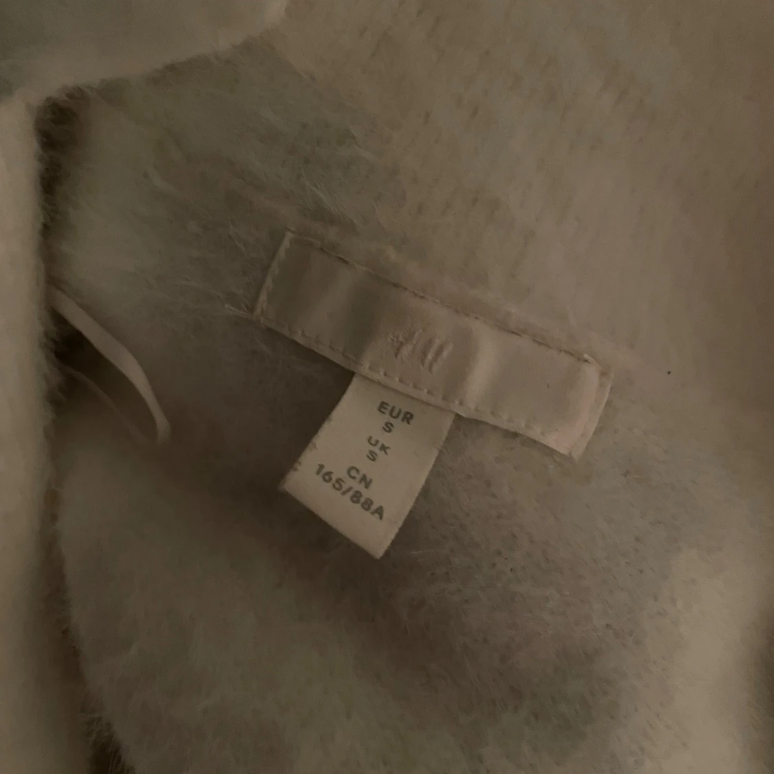 Vit fluffig tröja  - 1