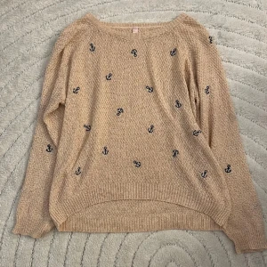 Gullig tröja med mönster  - Säljer då den inte kommer till användning.