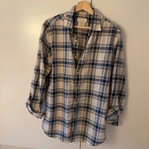 Rutig skjorta | Massimo Dutti - Skjorta från Massimo Dutti i beige och blå toner.  Tillverkad i mjuk bomull som känns skön mot huden. Soft skjorta, ba att den sitter lite för stort på mig. Pris går absolut att diskutera vid snabb affär 